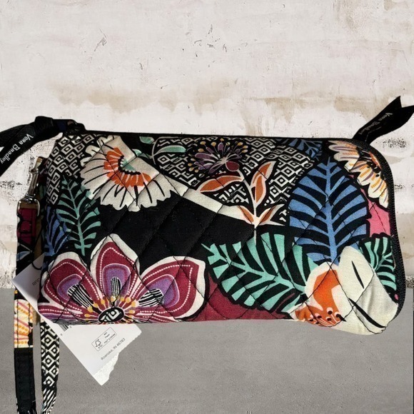 Vera Bradley NWT Zip Wristlet in Kauai Floral Pattern - Picture 1 of 3